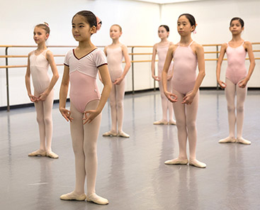 Neste curso de ballet classico iniciante infantil, você encontra exercícios específicos para o pré-aquecimento e o pré alongamento necessário para as aulas de ballet clássico